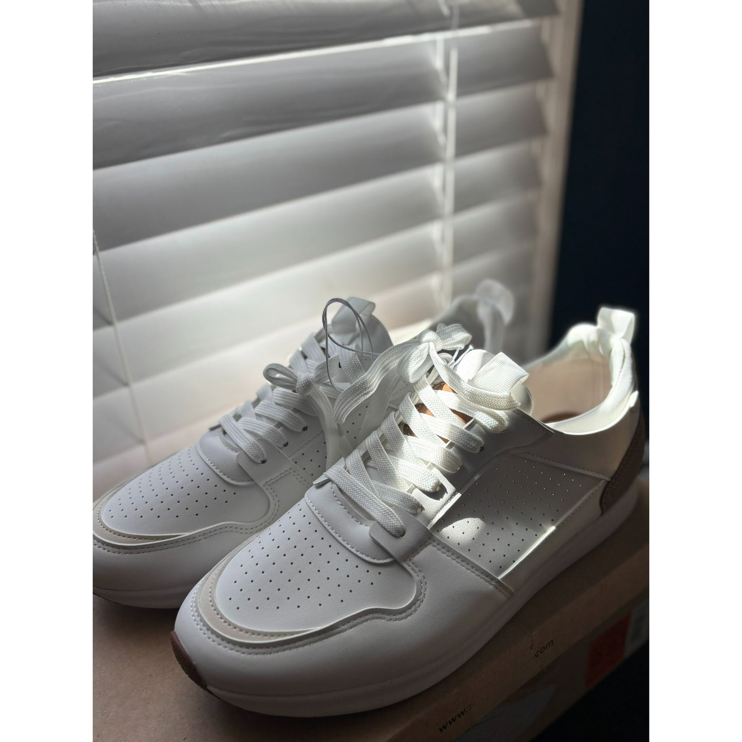 Steve Madden Mens White & Brown Ortholite Lace-Up Sneakers