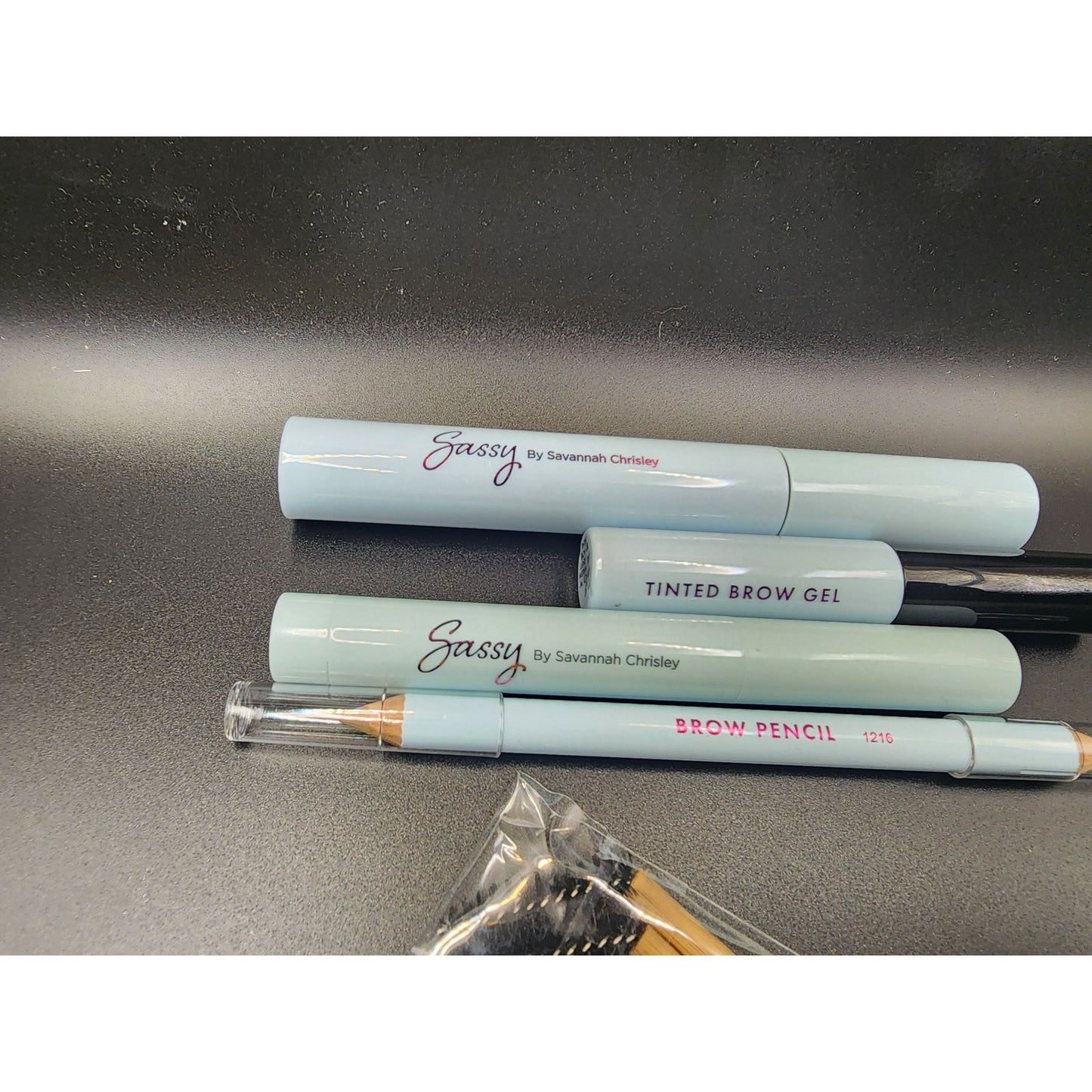 Sassy by Savannah Chrisley – All eyelashes on Me Brow & Lash 6-Piec Kit Light-Medium