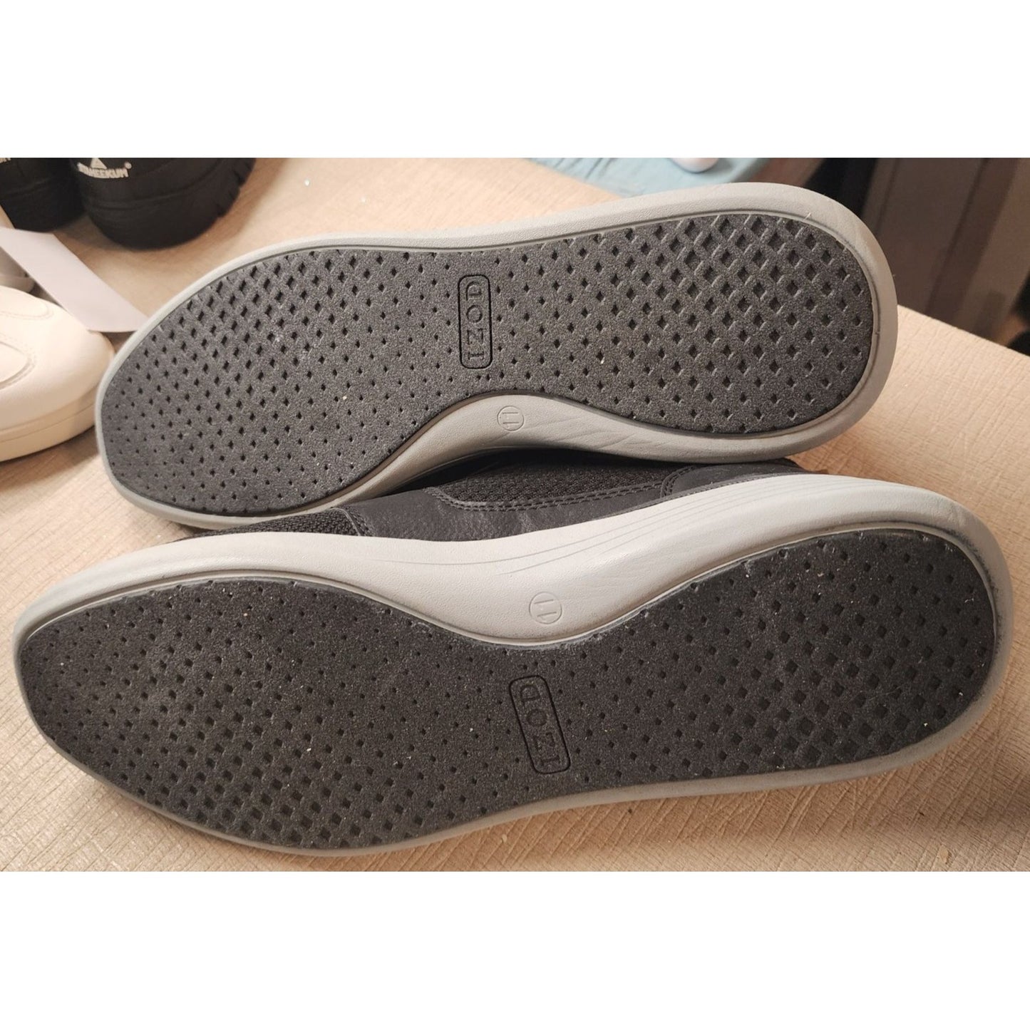 Izod Black Knit Size 11 Lightweight mens shoes