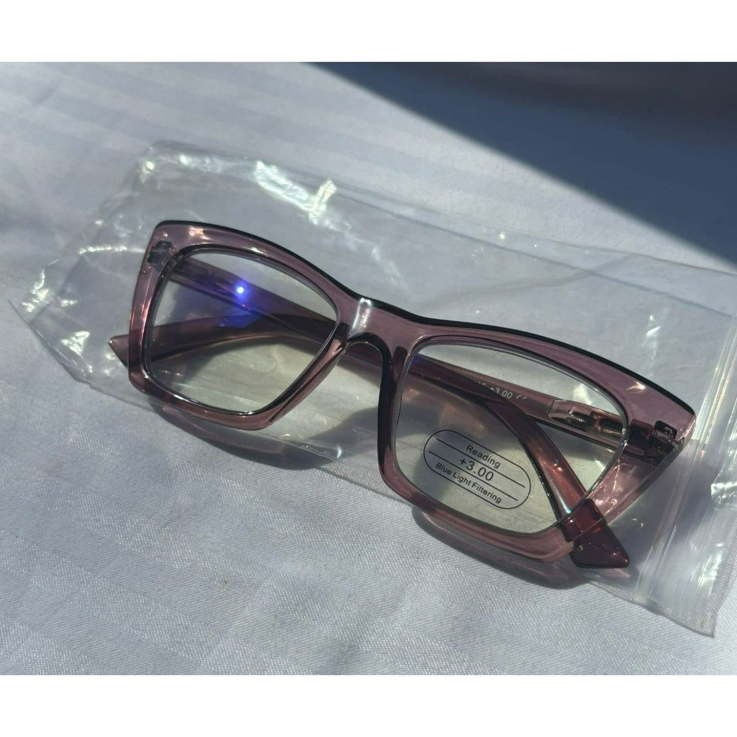 Stylish Cat-Reading Eyewear – +3.00 Magnification with Blue Light Filtering