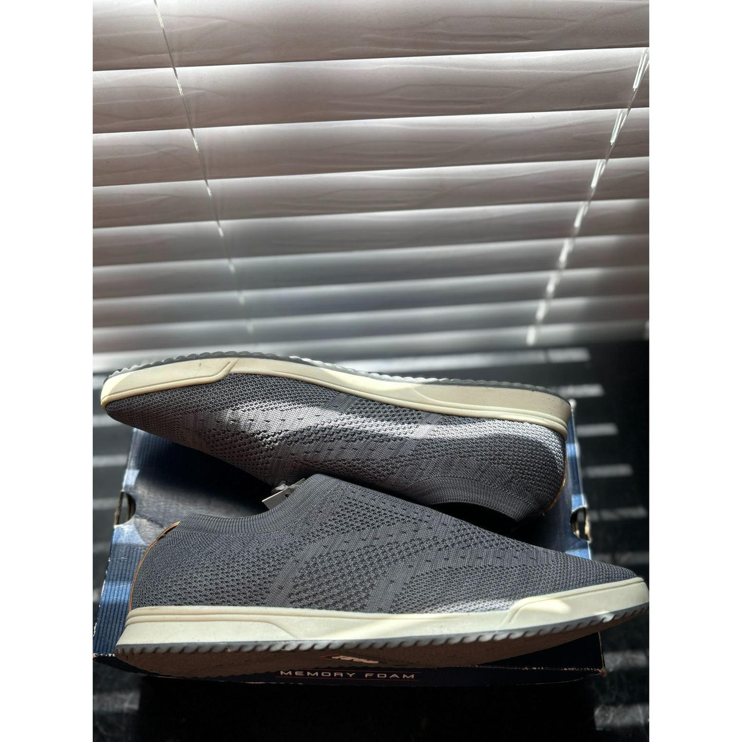 Izod Mens Gray Memory Foam Knit Sneakers
