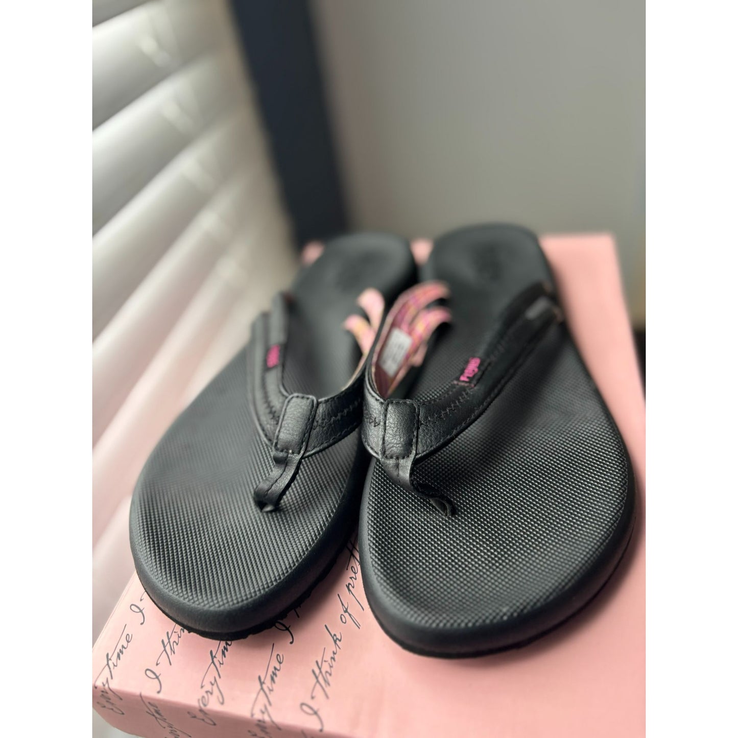 Flojos Womens Black Flip Flops With Pink Striped Straps Lightweight Comfortable Casual Beach Sandals