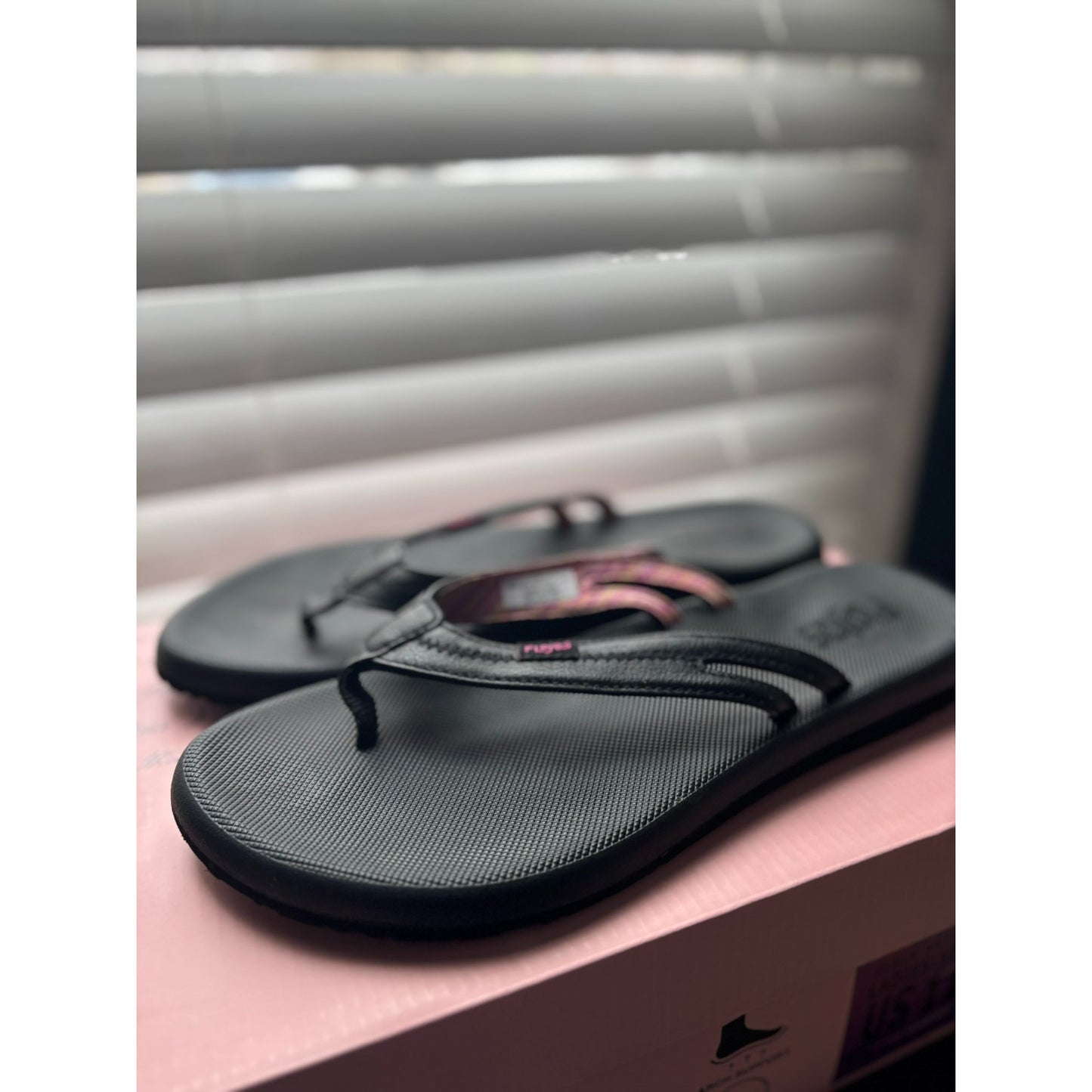 Flojos Womens Black Flip Flops With Pink Striped Straps Lightweight Comfortable Casual Beach Sandals