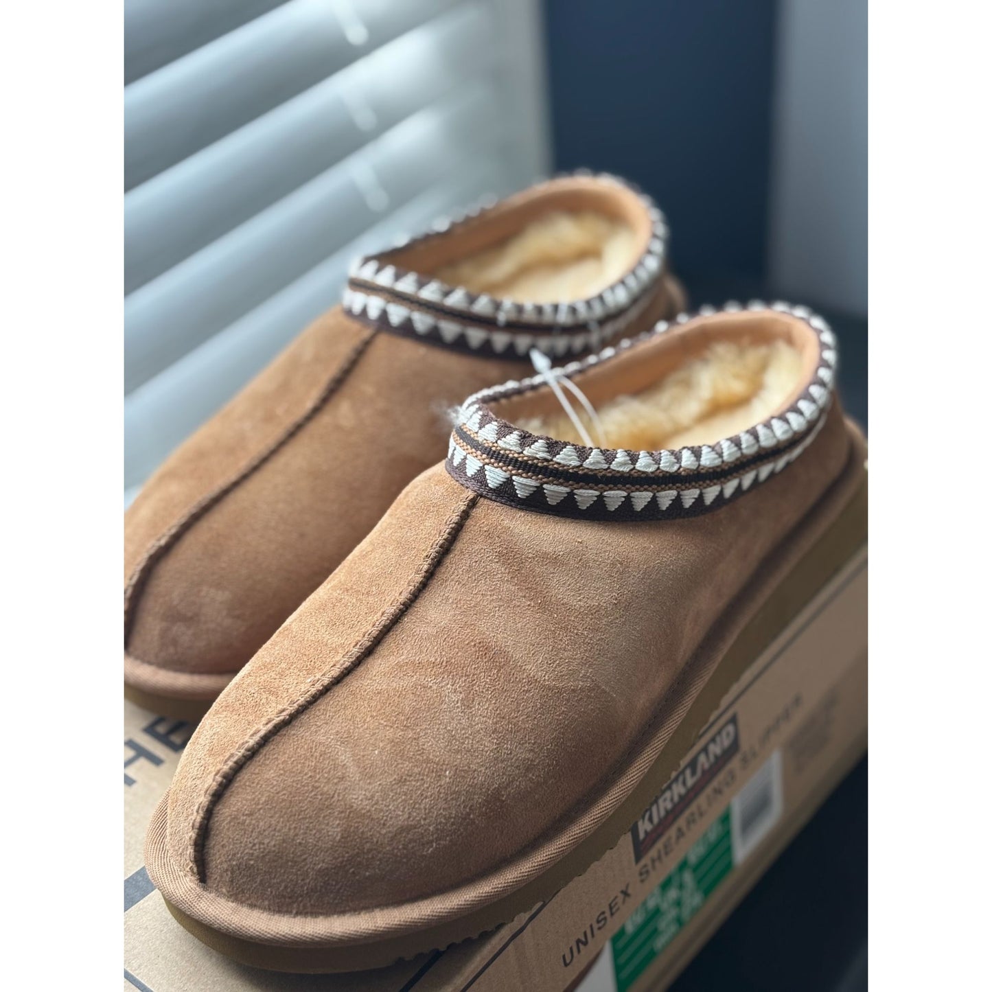Kirkland Signature Unisex Shearling Slipper Tan Havane