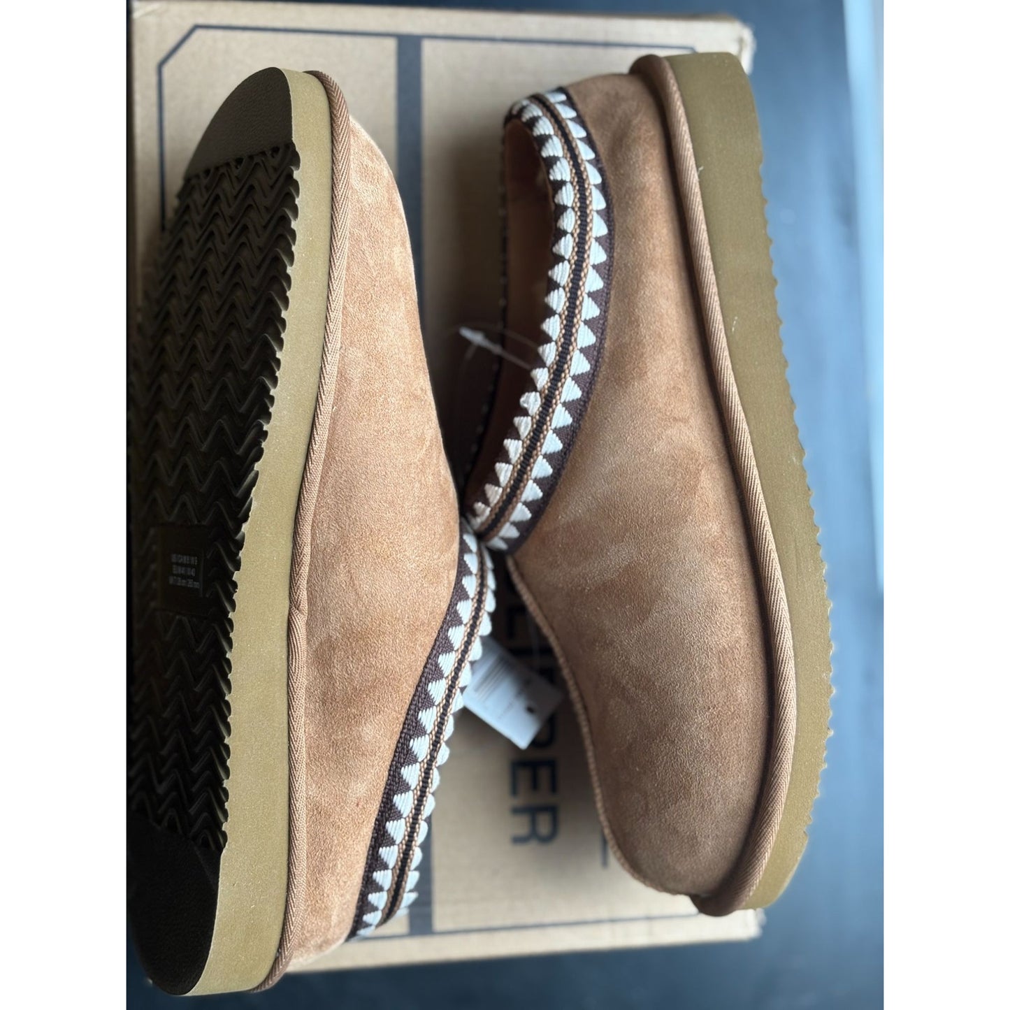 Kirkland Signature Unisex Shearling Slipper Tan Havane