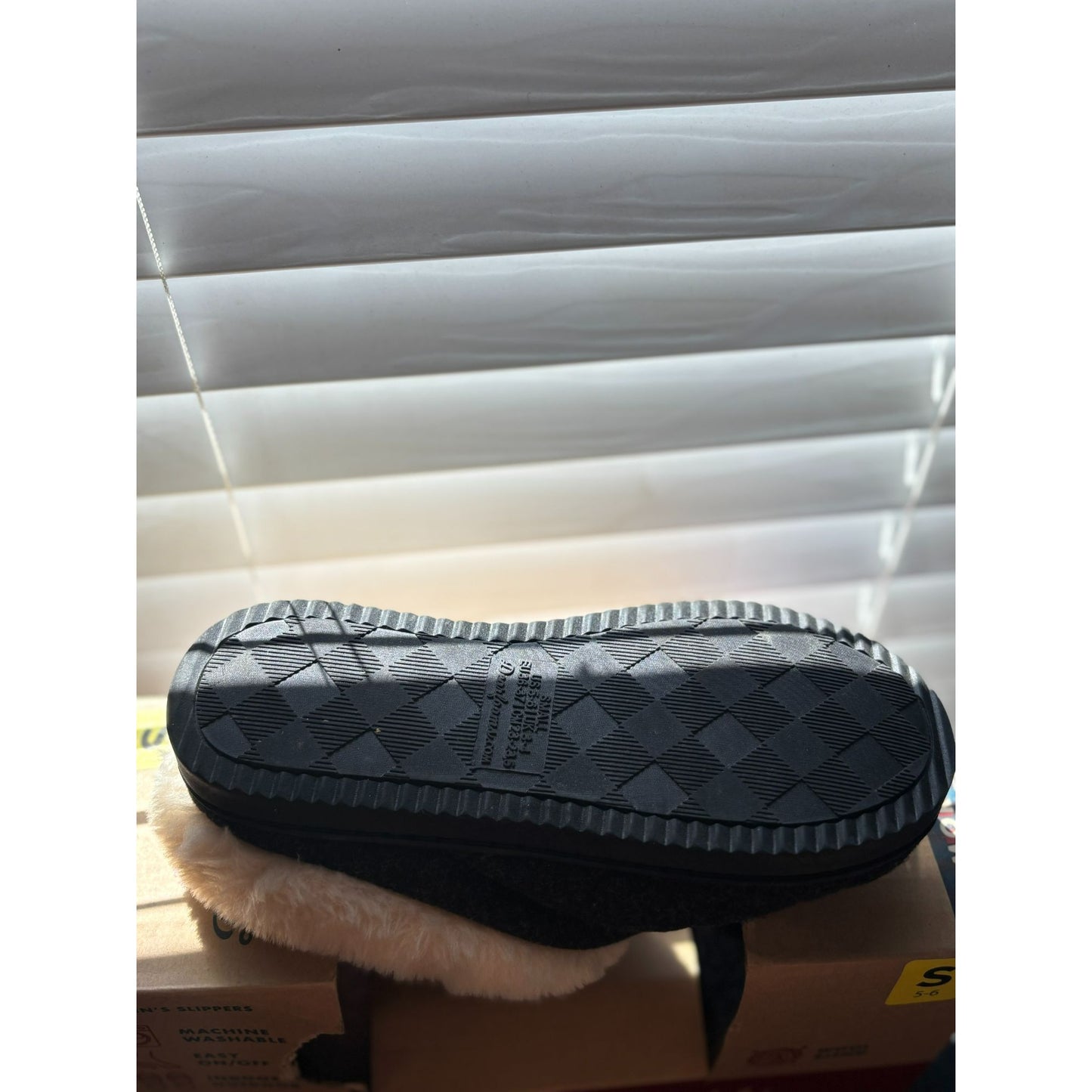 Dearfoams Womens Cozy Indoor/Outdoor Quilted clogs With Faux Fur Lining