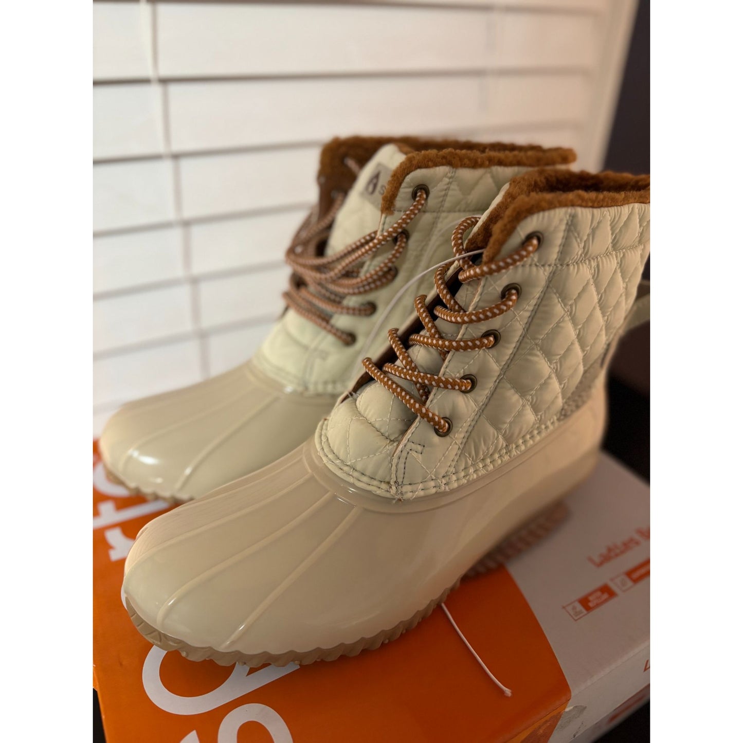 Sporto Womens Andie Ivory Quilted Waterproof Boots Size 10 With Faux Fur Lining & Rubber Soles