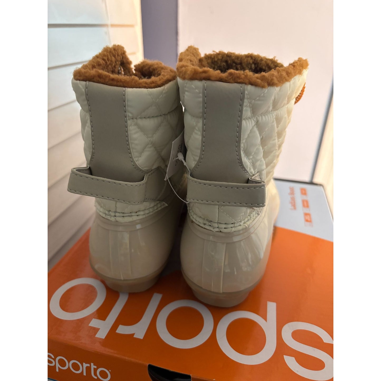 Sporto Womens Andie Ivory Quilted Waterproof Boots Size 10 With Faux Fur Lining & Rubber Soles