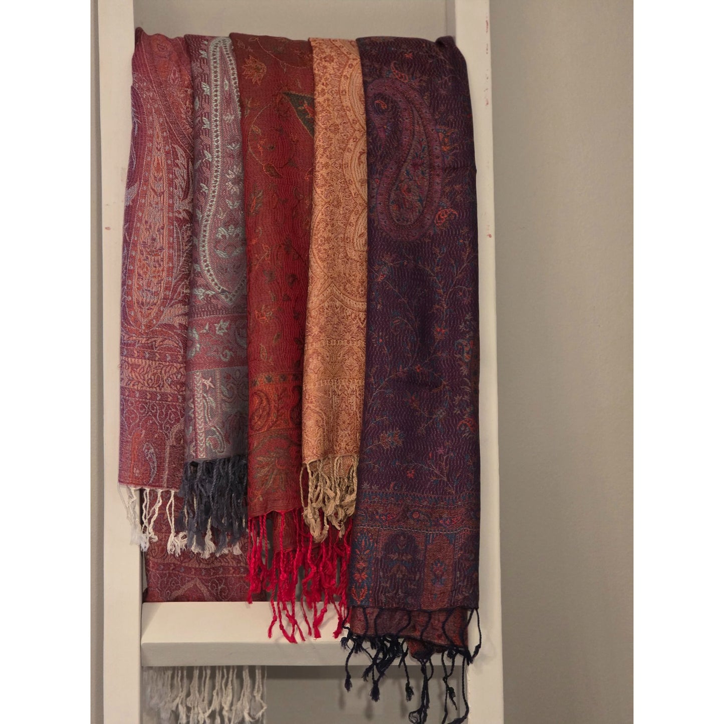 Vintage-Inspired Paisley Pattern Scarf With Fringe Red & Green Tones Soft Fabric Elegant Design