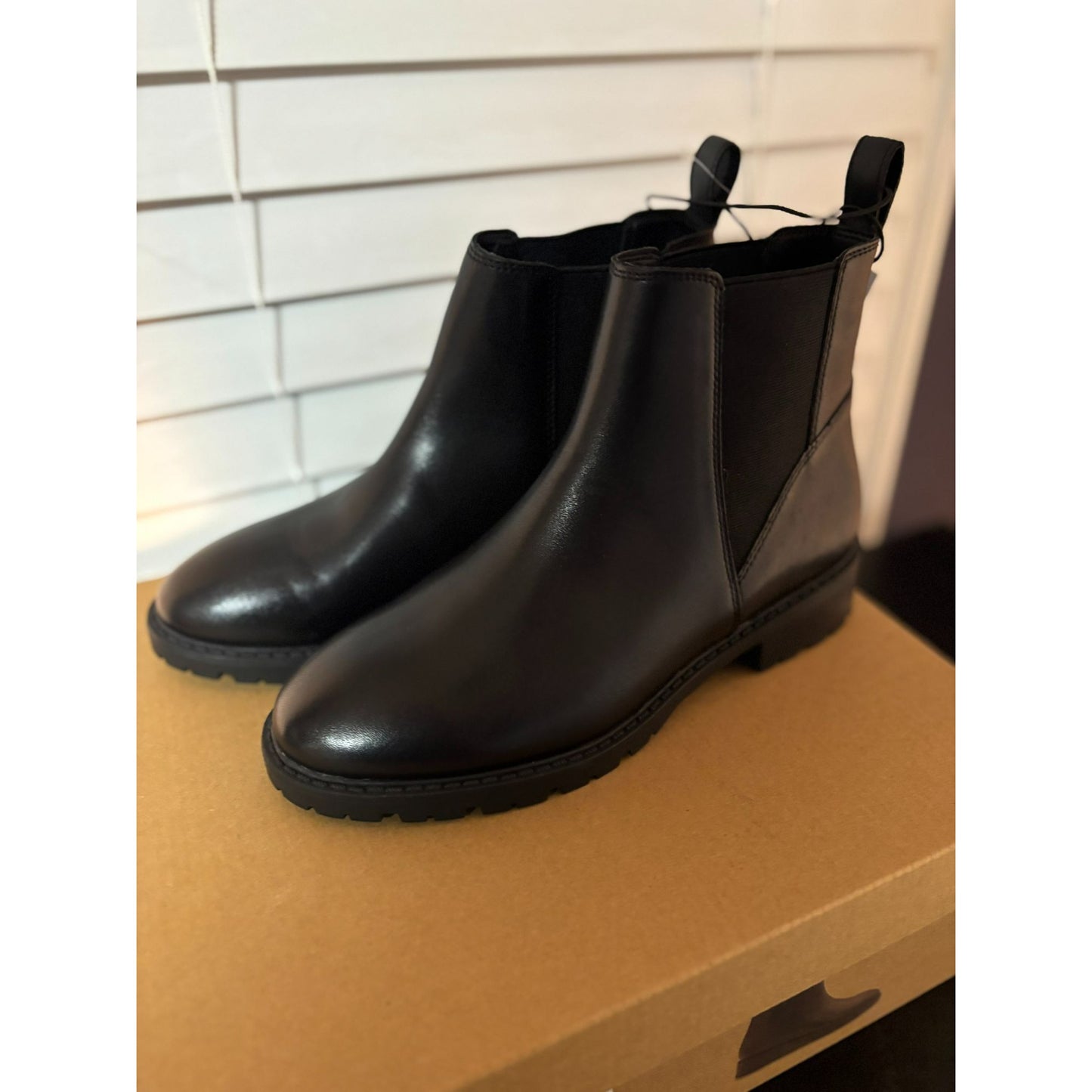 Steve Madden Black Leather Chelsea Boots Ladies Size With Lugged Sole