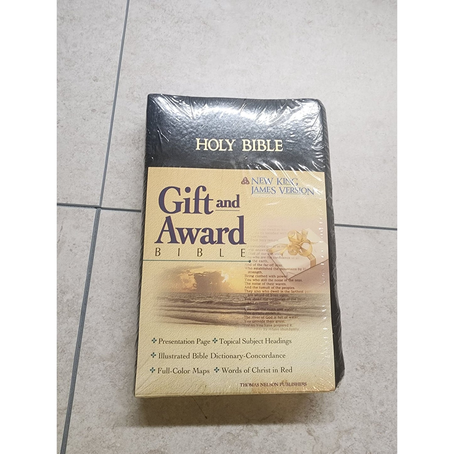 New King James Version Gift & Award Bible With Illustrated Dictionary-Concordance & Full-Color Maps By Thomas Nelson